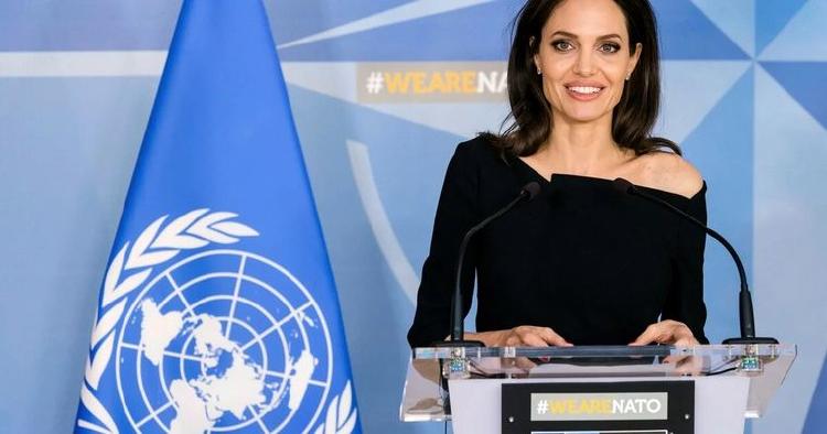 angelina jolie onu3