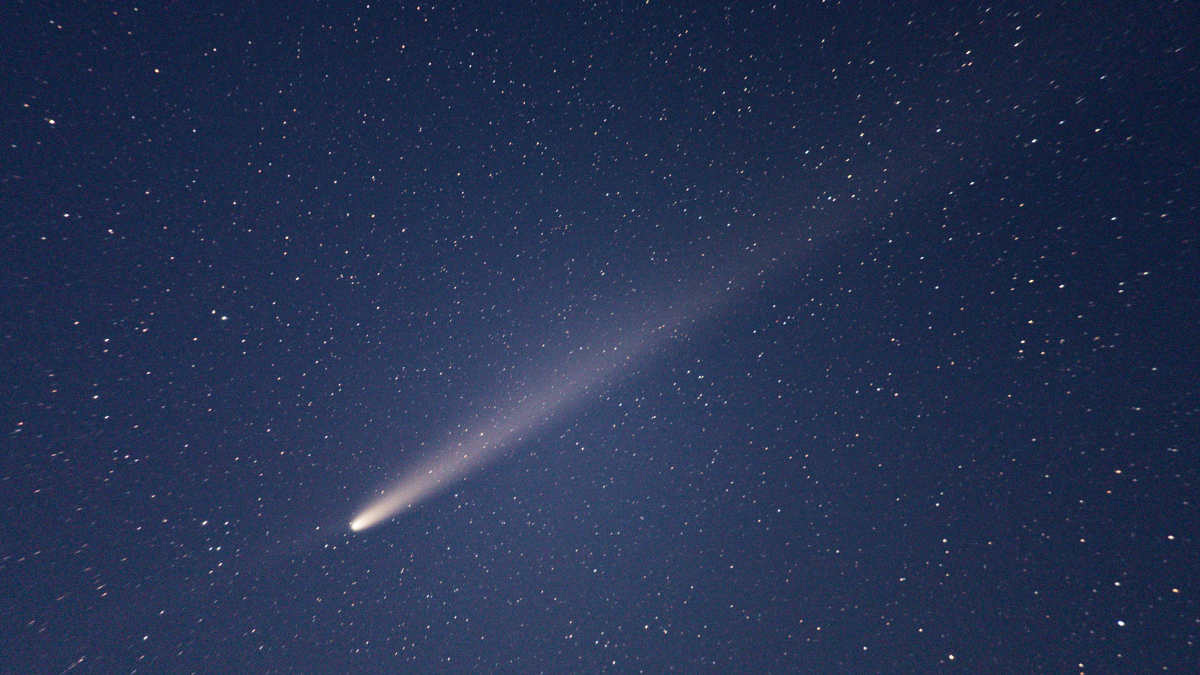  El cometa C/2023 Atlas, también conocido como el cometa del siglo, es un fenómeno celestial que cautivó a astrónomos y fotógrafos por igual debido a su rareza.