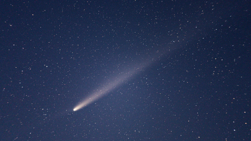 cometa apilado El cometa C/2023 Atlas, también conocido como el cometa del siglo, es un fenómeno celestial que cautivó a astrónomos y fotógrafos por igual debido a su rareza.