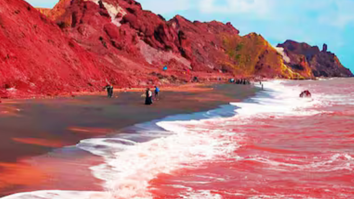 La impactante “lluvia roja” en una isla de Irán: un extraño fenómeno fue captado en la isla de Ormuz (Foto: La Nacion)