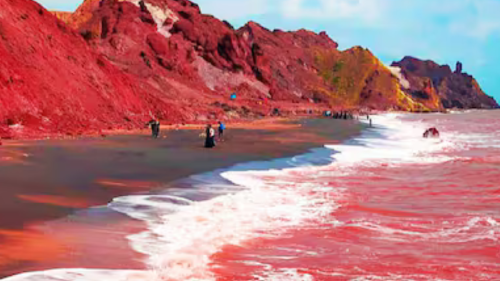 playa de arena roja La impactante “lluvia roja” en una isla de Irán: un extraño fenómeno fue captado en la isla de Ormuz (Foto: La Nacion)