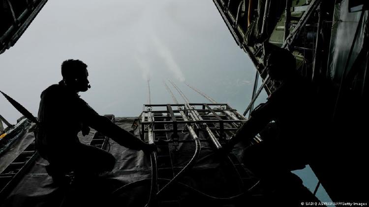 La Fuerza Aérea de Malasia quiere prevenir incendios forestales con la siembra de nubes.