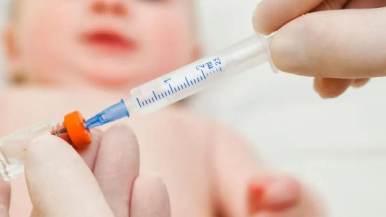 bebe vacuna Después de décadas de investigación, se están poniendo a disposición nuevas soluciones de inmunización contra el VSR. (Fuente: INFOBAE)