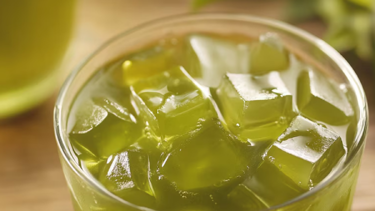 gelatina Esta gelatina verde puede prepararse con ingredientes naturales que promueven la regeneración del colágeno.