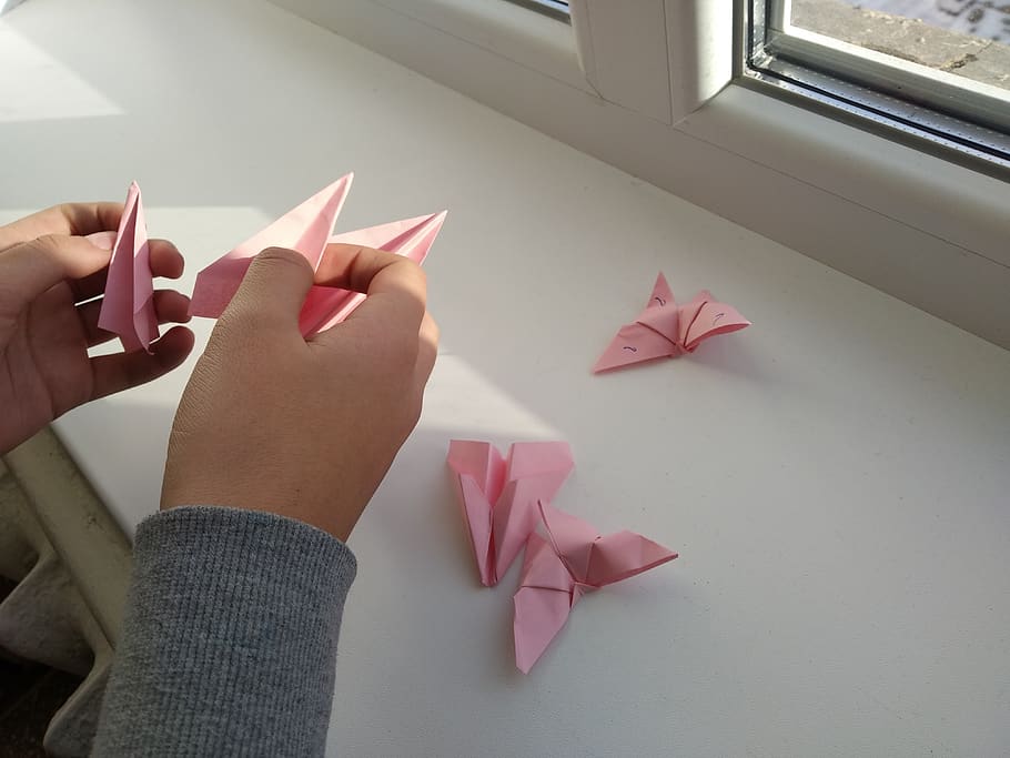 manos haciendo origami