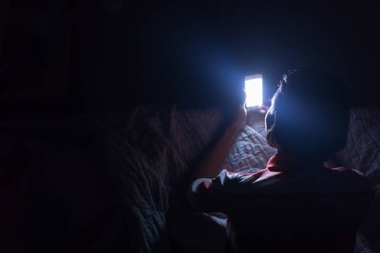 celular smartphone noche Vamping: cómo te afecta usar el celular de noche