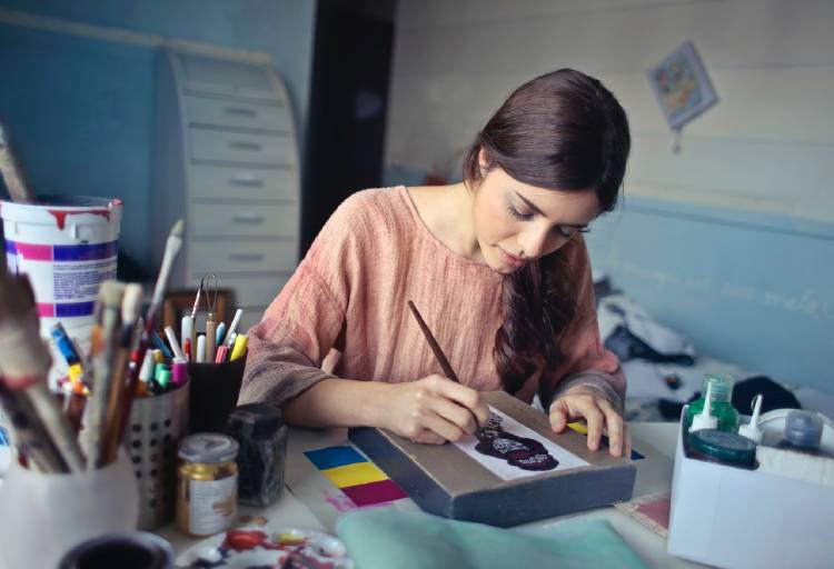 chica pintando chica pintando