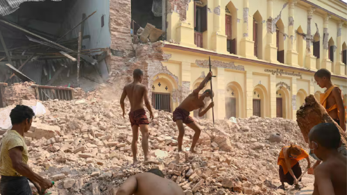 sismo Monjes budistas remuevan escombros de un monasterio derrumbado en Madalay SAI AUNG MAIN AFP