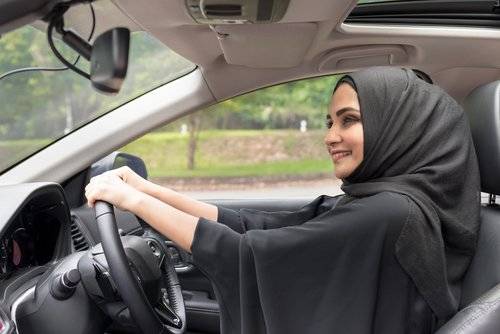 Mujer saudí manejando