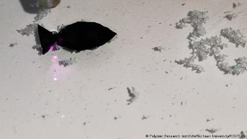 Pez robot que come microplásticos Pez robot que come microplásticos