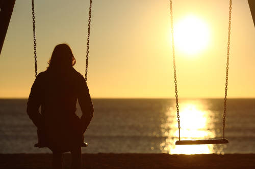 mujer hamaca atardecer