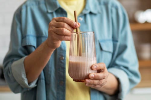 grandma grandchild cooking together Batido post entrenamiento