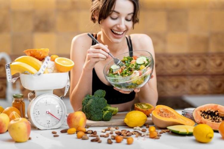 Mujer con ensalada La verdadera motivación de todo vegano es frenar la explotación animal (Foto: Pinterest)