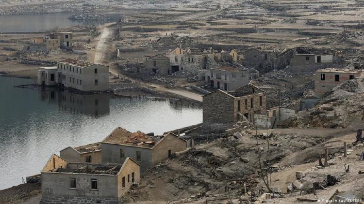 Aceredo fue inundado para dar paso a un embalse en la década de 1990. Aceredo fue inundado para dar paso a un embalse en la década de 1990.