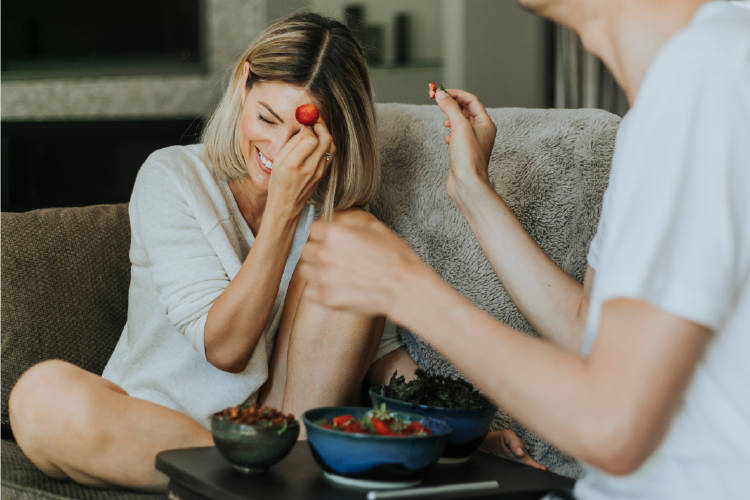 pareja-comiendo-fresas