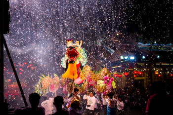 dragon con luces de todos colores en un desfile tradicional por el año nuevo chino