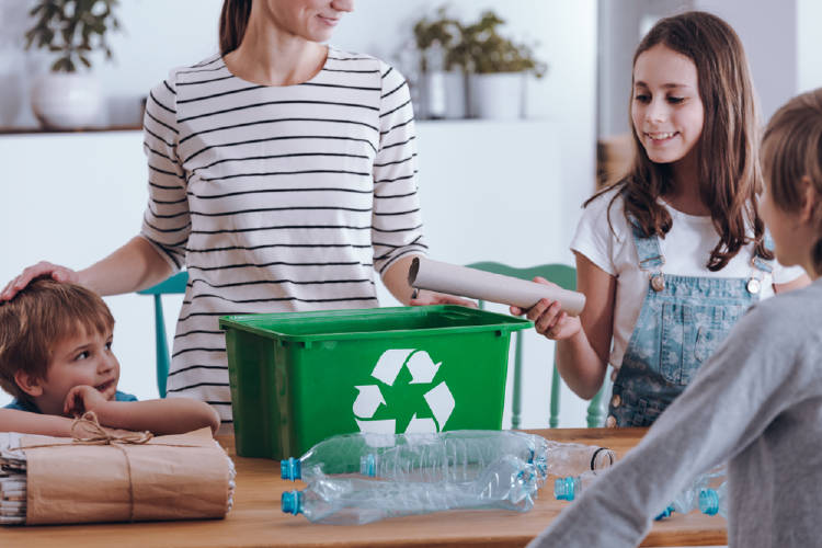 Una madre reciclando con su familia