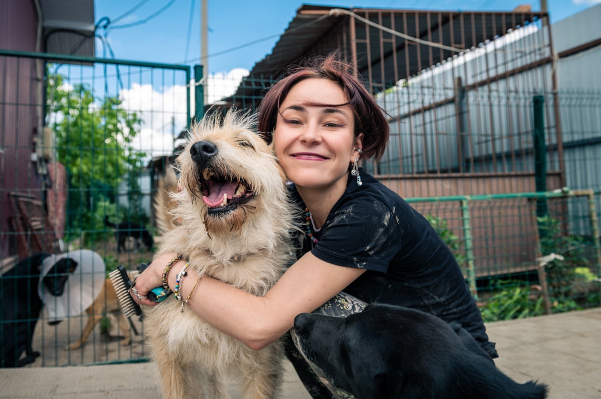 perros mujeres AdobeStock_512789201