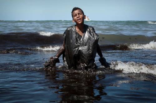 La imagen de un niño cubierto en petróleo visibiliza la catástrofe de Brasil