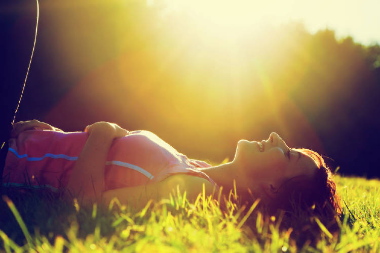 mujer libre descansa en la naturaleza