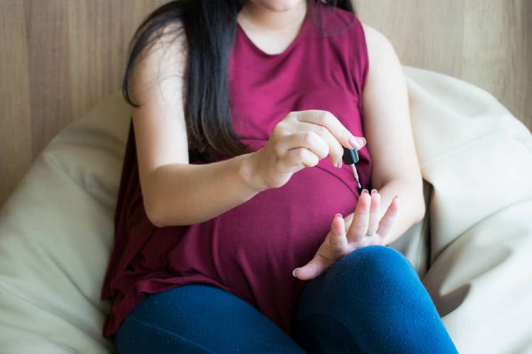 Embarazada se pinta con esmalte de uñas
