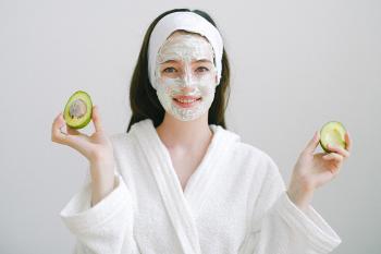 Foto de Anna Shvets en Pexels mujer aplicando tratamiento de belleza natural
