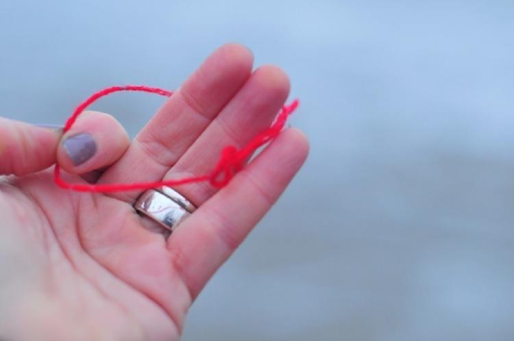 hilo rojo Hilo rojo en la muñeca: revelamos todos los secretos del amuleto más potente