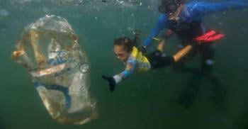 nina brasil plastico basura playas