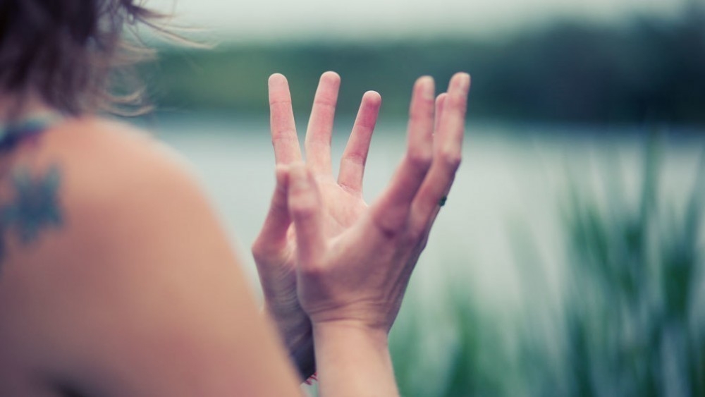 7 posiciones con los dedos tus manos que te ayudarán a conectar y circular la energía | Bioguia