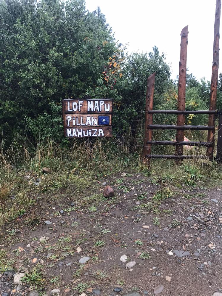 Ingreso al lof Pillán Mahuiza, en Chubut, en tierras recuperadas por la comunidad mapuche hace dos décadas | Crédito: Evis Millán. Ingreso al lof Pillán Mahuiza, en Chubut, en tierras recuperadas por la comunidad mapuche hace dos décadas | Crédito: Evis Millán.