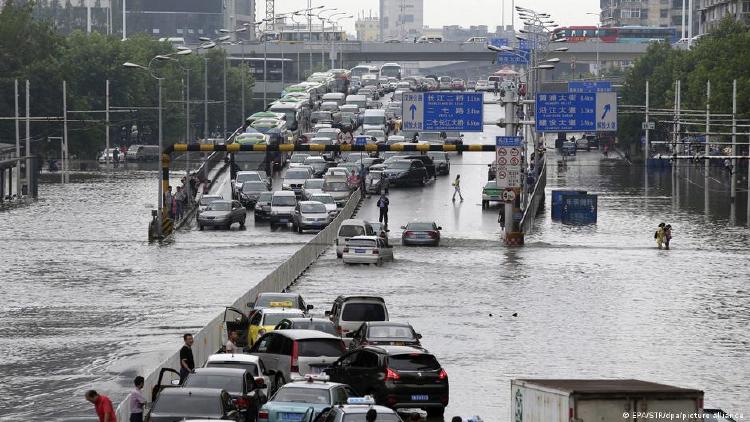 Imagen de calles chinas inundadas.