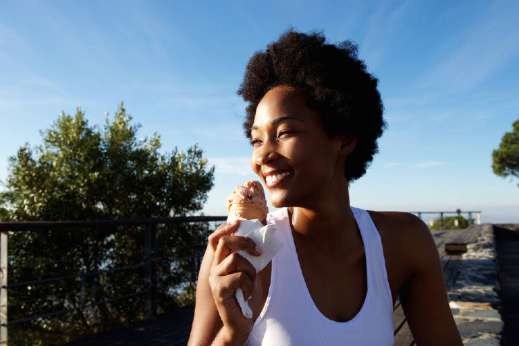 mujer helado Una mujer tomando helado
