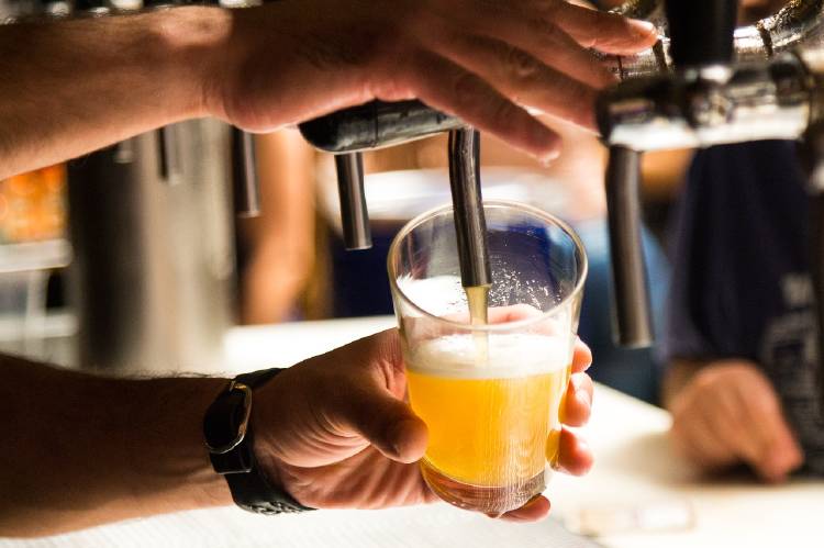 cerveza vaso Sirviendo un vaso de cerveza