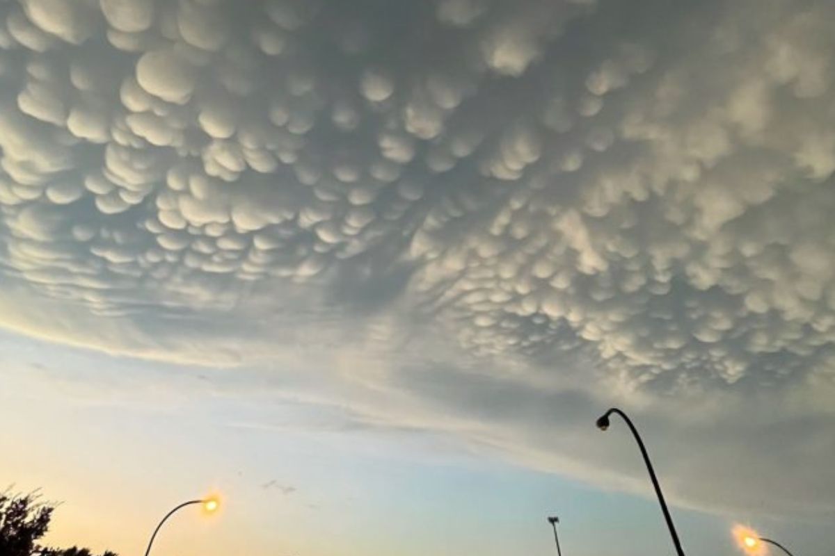 Este tipo de registros son valiosos no solo por su impacto visual, sino también por su aporte a la comprensión de los fenómenos meteorológicos extremos. (Imagen: earthsky.org)