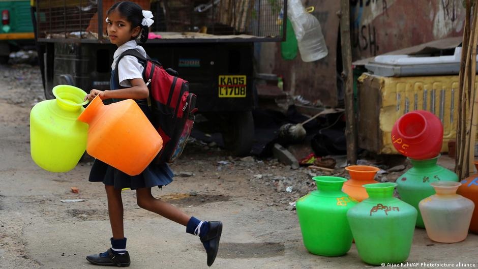 Vivir con menos agua en India Una niña va en busca de agua en India.