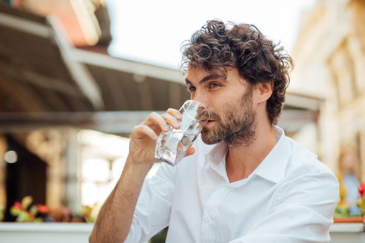 hombre bebiendo agua hombre bebiendo agua