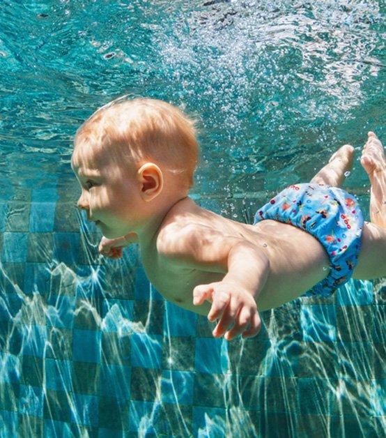 Bebé nada solo Bebé nada solo