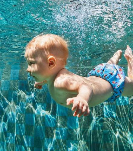 Tiene solo 1 año y sorprende al mundo nadando en la piscina