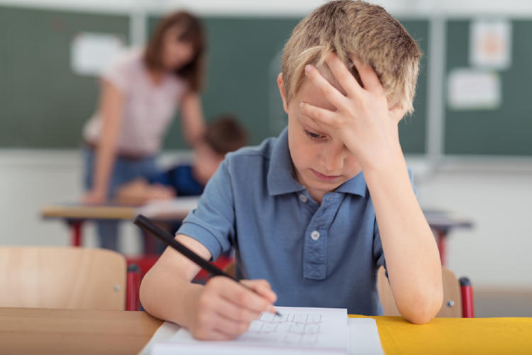 aula niño estudiante de escuela