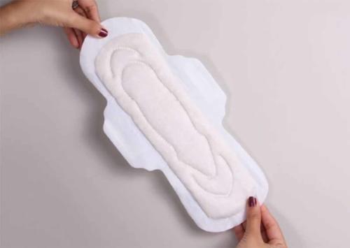 Pareja india lanza marca de toallas femeninas ecológicas hechas con desechos de