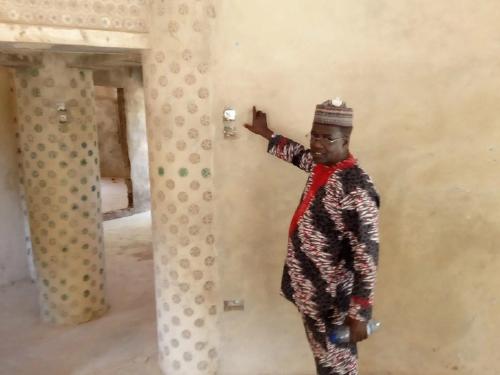 Es nigeriano y construyó una casa con 14.800 botellas de plástico reutilizado