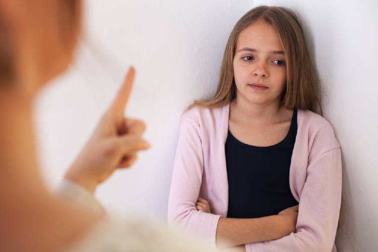 mujer reta adolescente