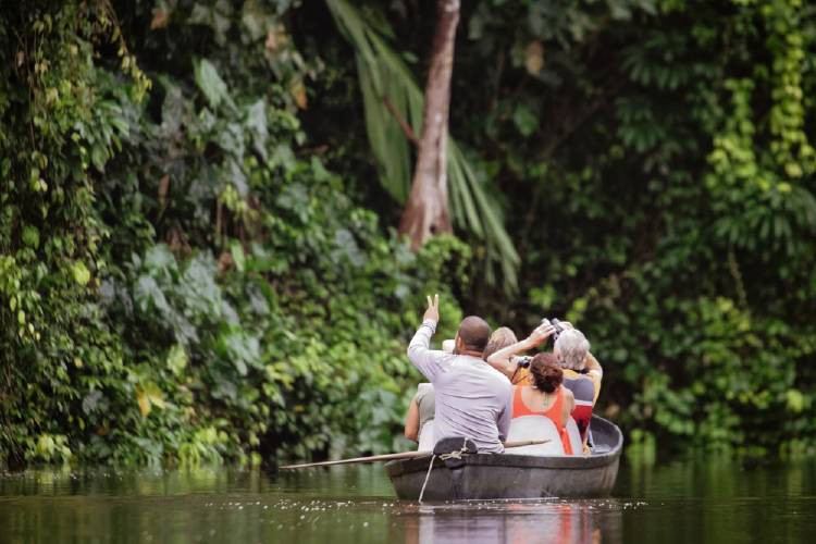 familia en bote mirando la naturaleza ecoturismo