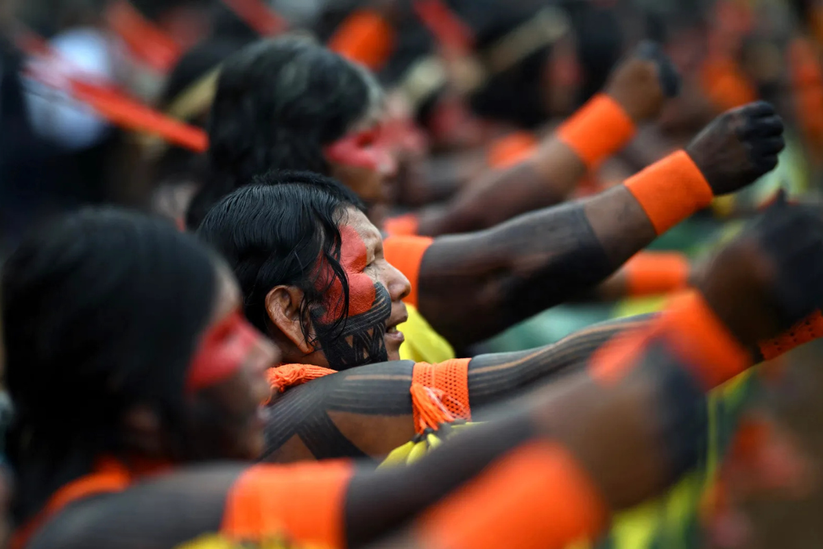 Miembros del pueblo indígena Kayapó de Brasil realizan una danza tradicional durante el Campamento Tierra Libre (ATL   Acampamento Terra Livre) en Brasilia, Brasil, el 10 de abril de 2025. Unas 8.000 personas indígenas de todo el país, Sudamérica y Oceanía se encuentran en Brasilia durante una semana de manifestaciones para exigir que sus líderes tengan \"igual voz y poder\" que los jefes de Estado en la conferencia climática COP30 que se celebrará en Brasil el próximo noviembre. (Foto: MAURO PIMENTEL / AFP / Getty Images) 