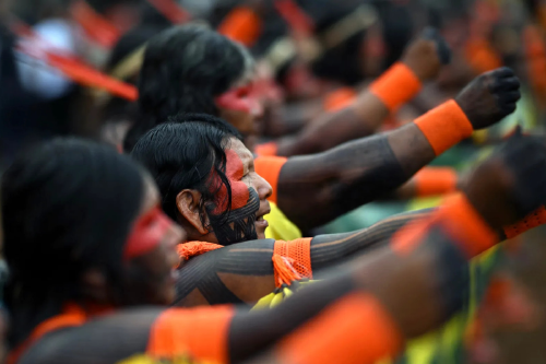 Derechos amazonas Miembros del pueblo indígena Kayapó de Brasil realizan una danza tradicional durante el Campamento Tierra Libre (ATL Acampamento Terra Livre) en Brasilia, Brasil, el 10 de abril de 2025. Unas 8.000 personas indígenas de todo el país, Sudamérica y Oceanía se encuentran en Brasilia durante una semana de manifestaciones para exigir que sus líderes tengan \"igual voz y poder\" que los jefes de Estado en la conferencia climática COP30 que se celebrará en Brasil el próximo noviembre. (Foto: MAURO PIMENTEL / AFP / Getty Images)