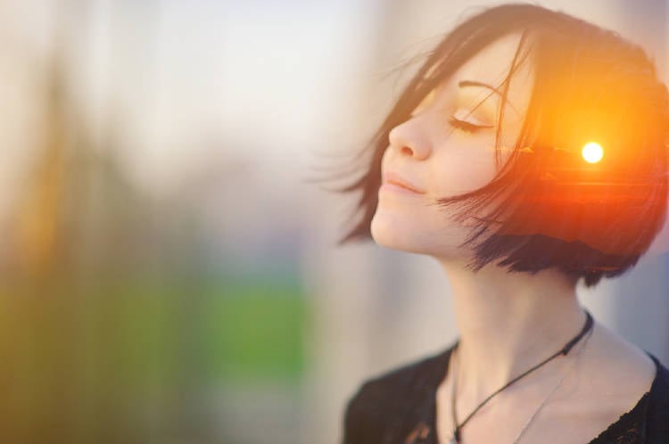 creencias positivas mujer morocha piensa positivamente y su glándula pineal se ilumina en el centro de su cabeza