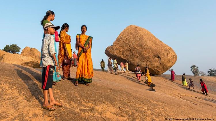 Visitantes en el Krishna\'s Butterball, India El Krishna\'s Butterball, India.