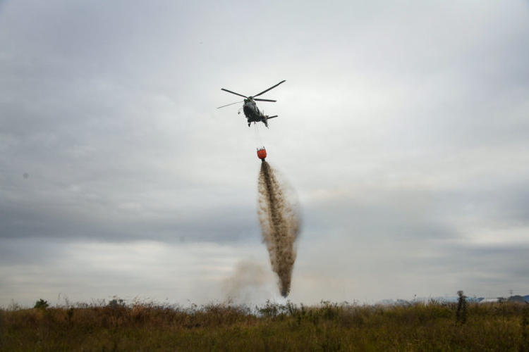 Los incendios no paran a finales de cada año. El Gobierno se refuerza con la adquisición de helicópteros cisternas para contener el fuego. Foto: Ministerio de Defensa de Bolivia.
