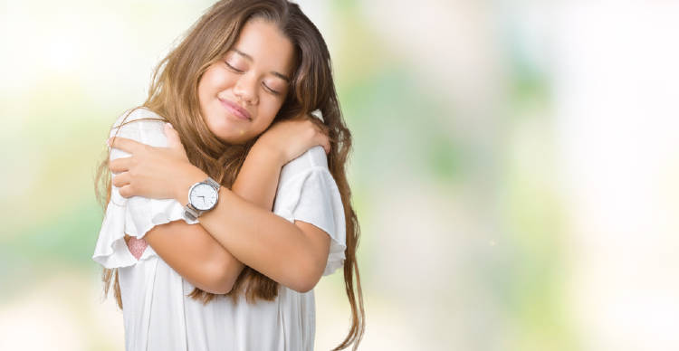 joven feliz se abraza a si misma