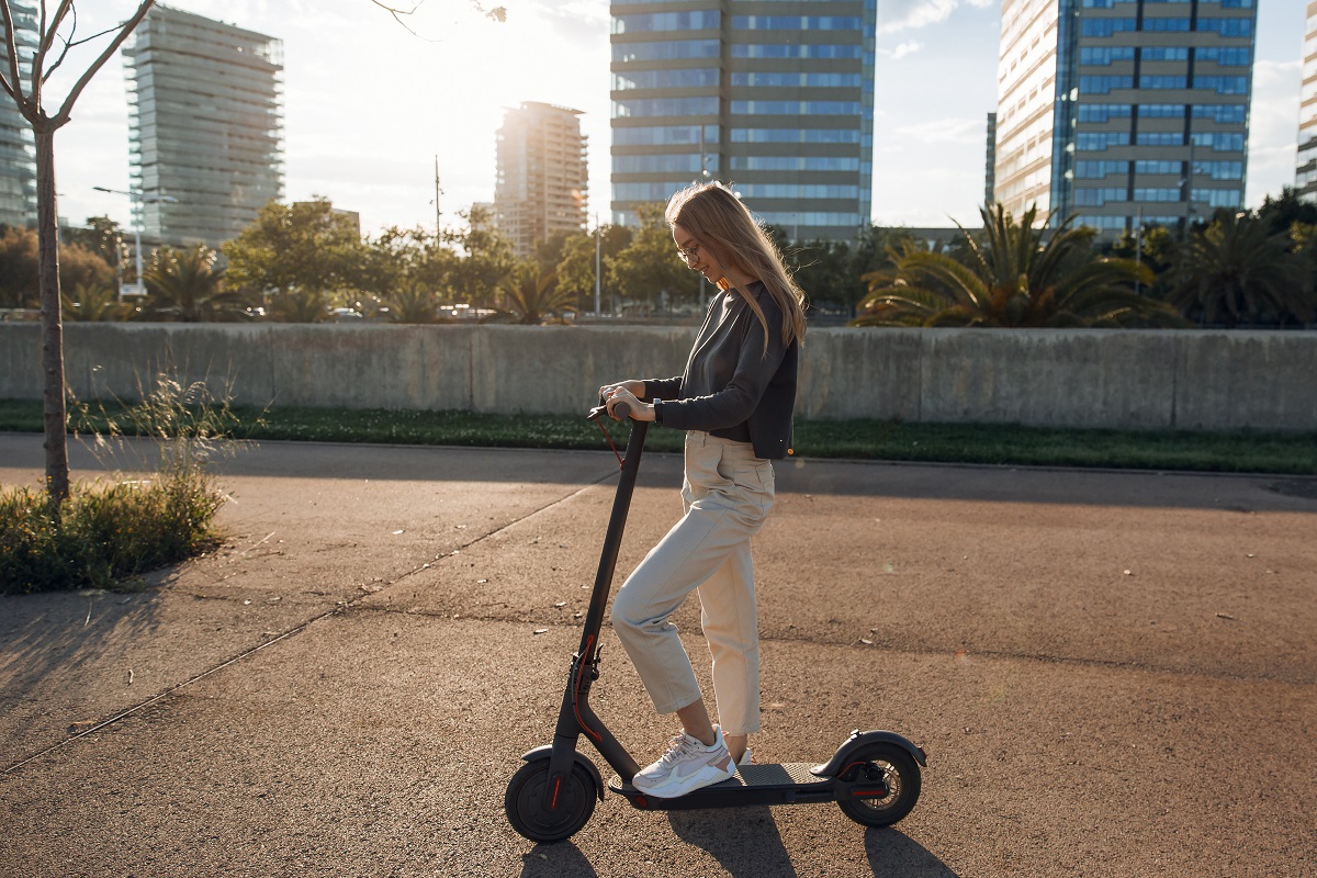 monopatin Mujer anda en monopatin en una ciudad